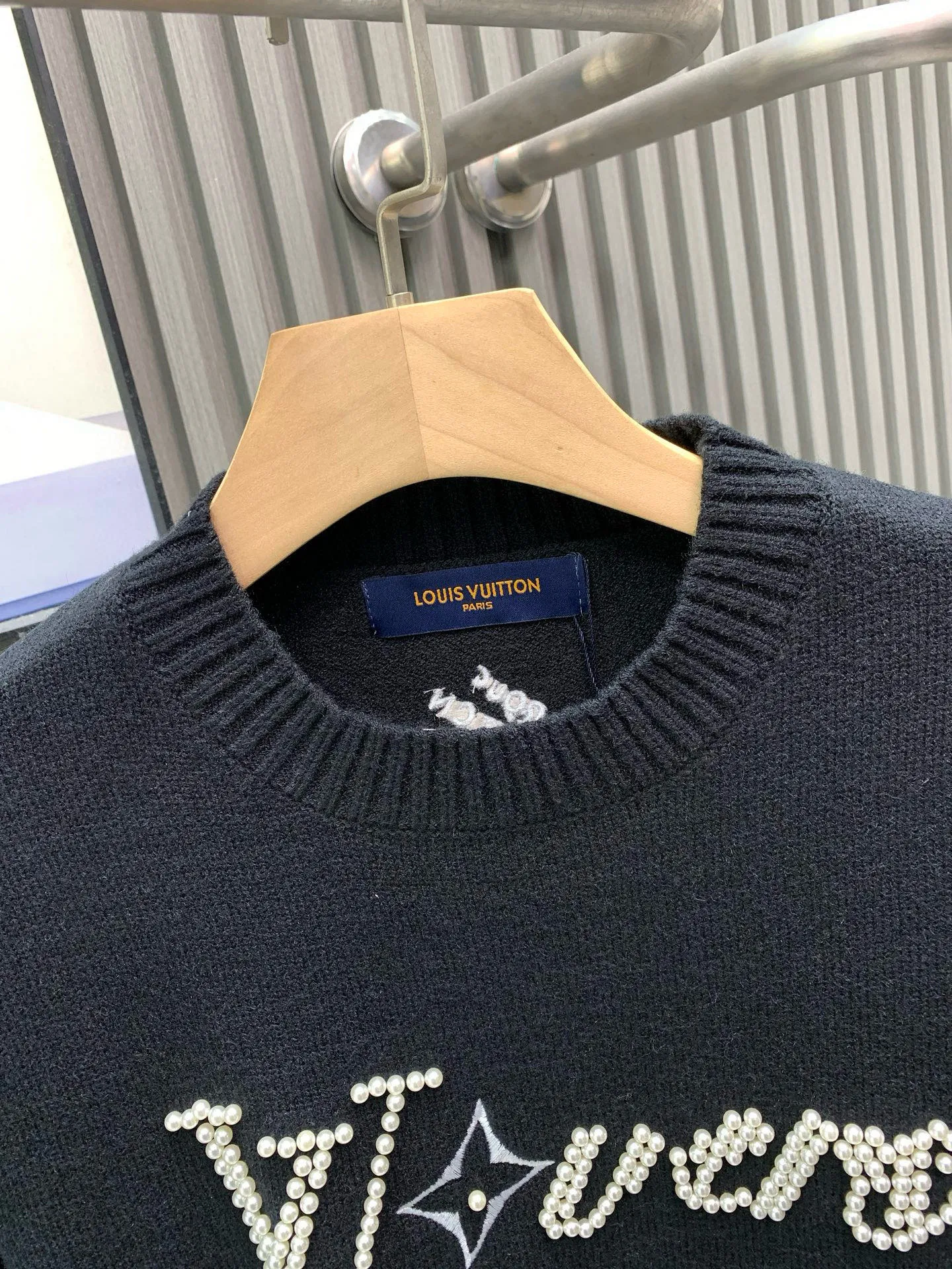 🅿️380 🀄️ Louis Vuitton Louis Vuitton 1v*/Louis 25 new Fei Dong pearl letter sweater with LV Lovers logo and Monogram floral embroidery integrated into it. It can be matched and achieved as a casual choice in the changing seasons. Casual fit. LV Lovers is displayed on the chest and is stitched with pearls. 3D Monogram floral embroidery is presented on the back collar. Marque L.Vuitton déposée Embroidery, ribbed collar, cuffs and hem. Dyeing process gives the garment fabric a soft texture. Classic trademark letter design restores consistent size spacing. New wash mark and mold opening to customize loose shoulder fit.